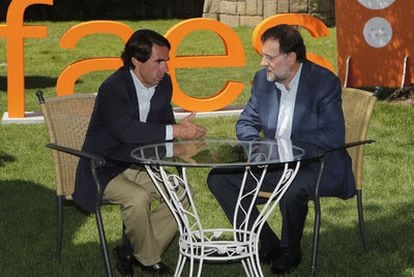 José María Aznar y Mariano Rajoy, durante la clausura del Campus FAES en julio de 2010.