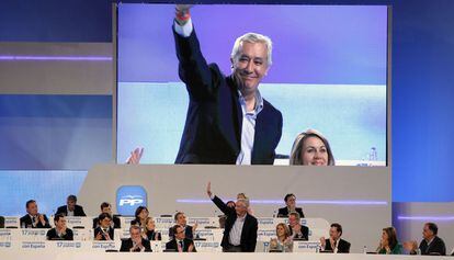 Javier Arenas, candidato del Partido Popular a la Junta de Andalucía, saluda a los compromisarios del XVII de su formación.
