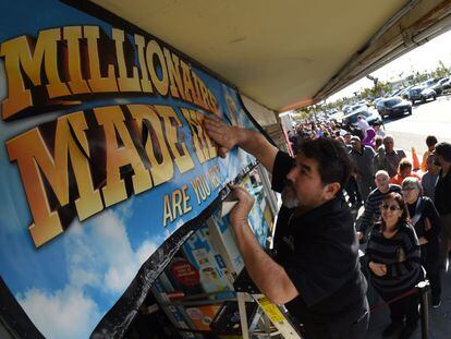 Exterior de una tienda en California donde centenares de personas esperaban su turno para comprar un boleto de la lotería Powerball.