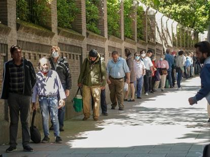 Personas esperando a recibir comida en el Comedor Social de las Hijas de la Caridad de Madrid