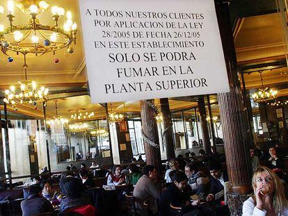Cafetería del centro de Madrid en enero de 2006, cuando entró en vigor la ley antitabaco.