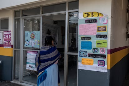 Una mujer purepécha observa la información sobre la Covid-19 en el centro de salud de Angahuan.