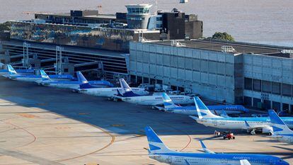 Aviones de Aerolíneas Argentinas en el aeropuerto Jorge Newbery de Buenos Aires, el 29 de abril de 2020.