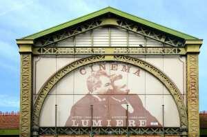 Los hermanos Lumière en la fachada del mercado de La Ciotat.
