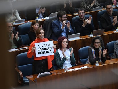 Mónica García en el Pleno de la Asamblea de Madrid con un cartel donde se lee 'Viva la Sanidad Pública'