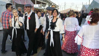 Ambiente en una de las calles de Feria de Abril de Barcelona.