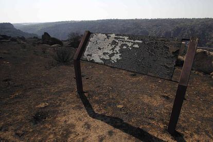 Cartel explicativo de la ruta de los molinos harineros dañado por el fuego.