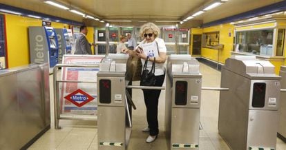 La alcaldesa de Madrid, Manuela Carmena, en el metro de la capital.
