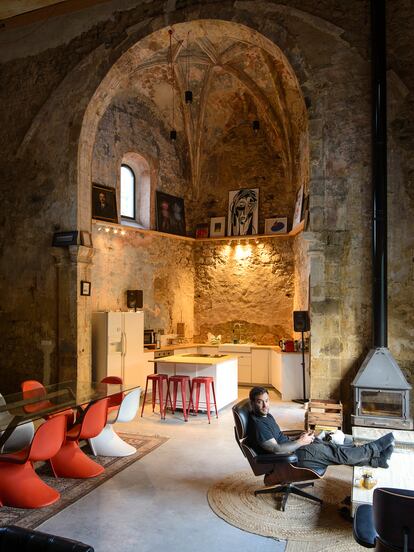 Tas Careaga Irazabal, en el interior de su casa-iglesia.