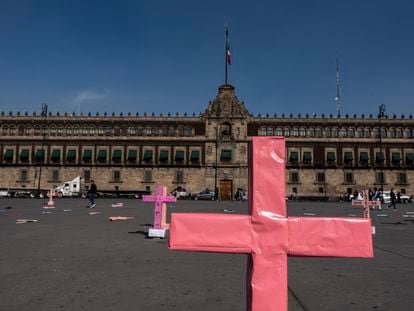 Cruces rosas, en el Zócalo de Ciudad de México durante las protestas del domingo.