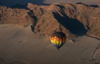 Paseo en globo sobre el desierto, en Namibia.