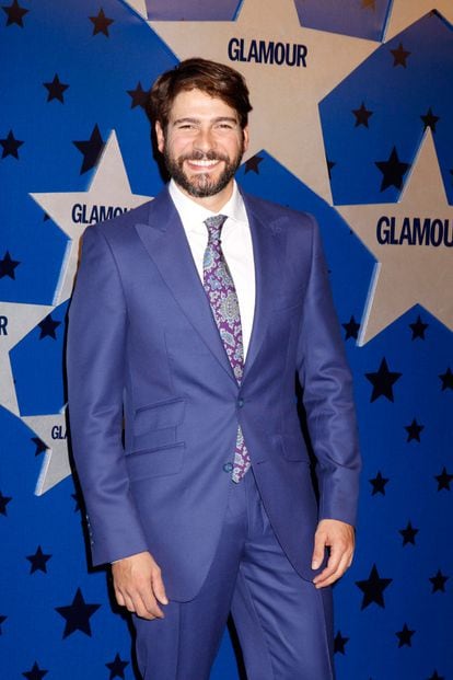 El actor Félix Gómez repartió un premio y muchas sonrisas en esta noche tan especial. El toque de color en su look lo puso su corbata de amebas.