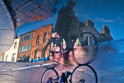 Un ciclista en una calle de Dublín (Irlanda).