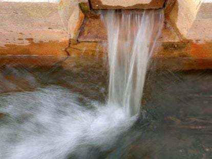 Lejos de una gestión eficiente del agua