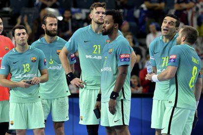 Jugadores del Barcelona de balonmano después de perder en la Champions League contra el Veszprem.