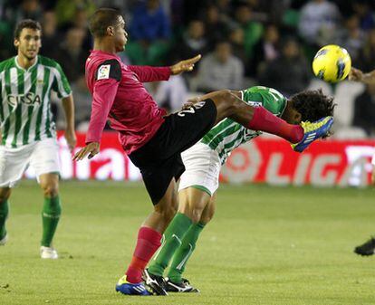 Rondón e Iriney pugnan por el balón.