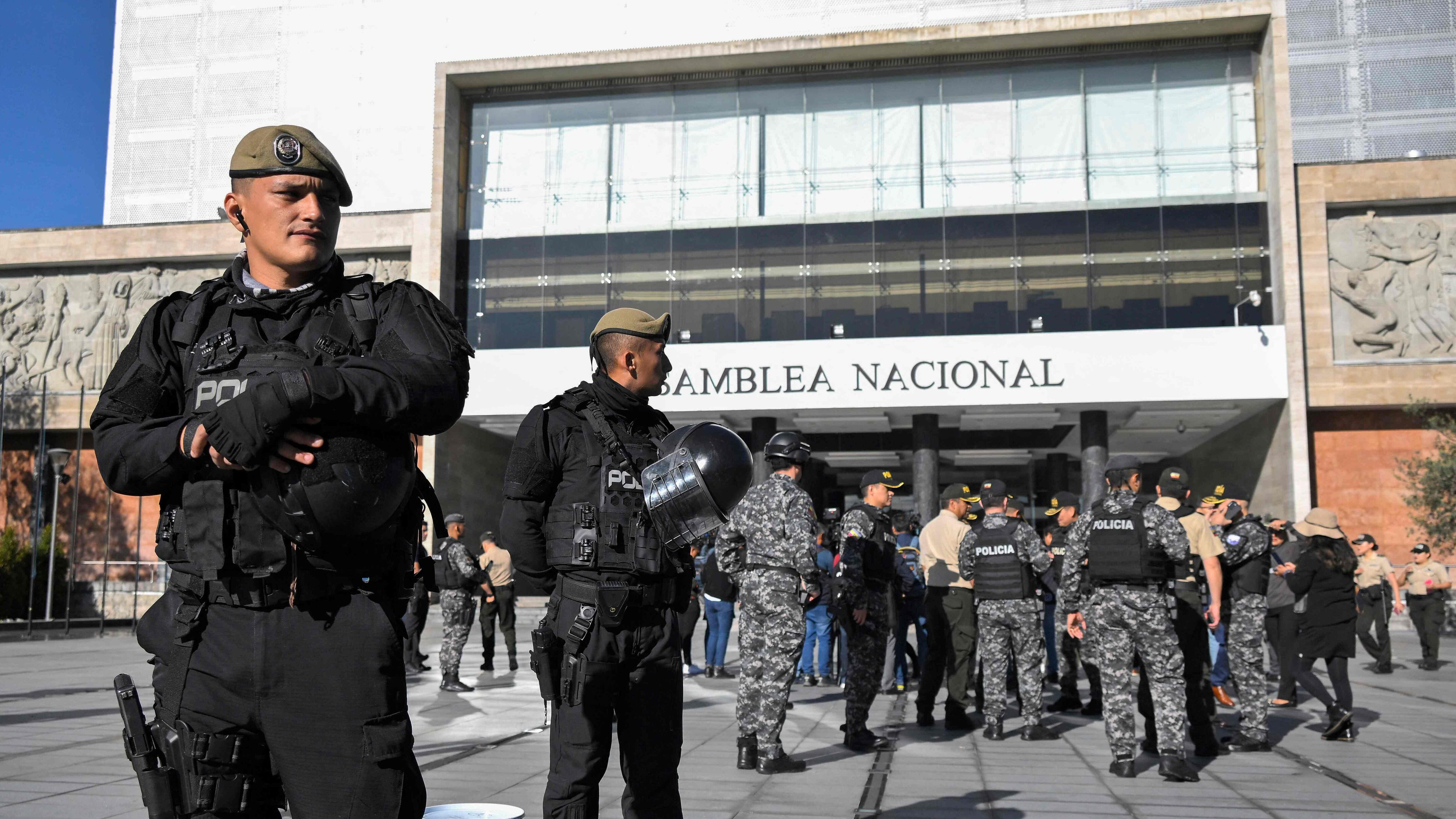 Un grupo de soldados custodiaba la Asamblea Nacional de Ecuador este miércoles, 17 de mayo.
