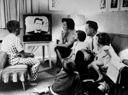 Una familia típica americana contempla atentamente la televisión, con la imagen de Kennedy en pantalla, durante su debate con Nixon.