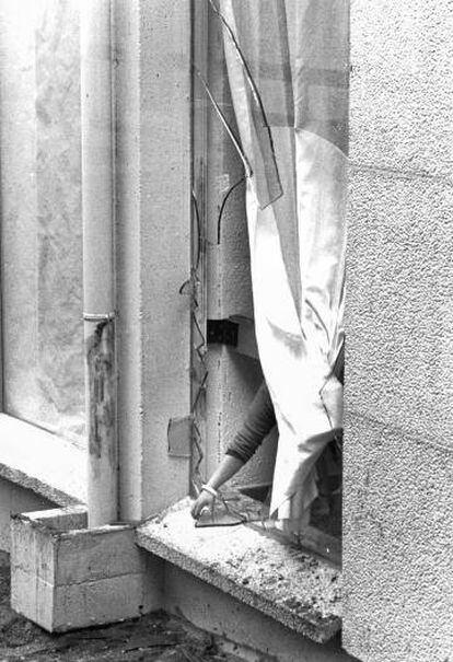 Una persona neteja els vidres després del robatori a la Fundació Miró, l’abril de 1988.