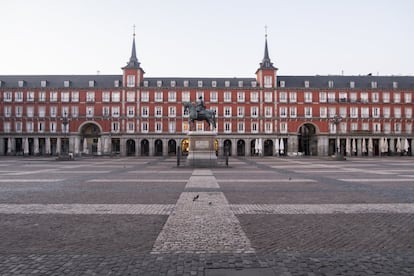 Los parques también han cerrado sus áreas infantiles, a las que muchos madrileños acudieron el pasado miércoles atraídos por el primer día sin clases y las altas temperaturas. En la imagen, la Plaza Mayor, este sábado a primera hora de la mañana.