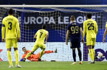 Gerard Moreno anota de penalti este jueves ante el Dinamo de Zagreb en la ida de los cuartos de final de la Europa League.