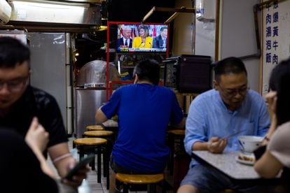 Comensales en un restaurante de Taipéi ven en la televisión la llegada de Pelosi a la isla de Taiwán. 