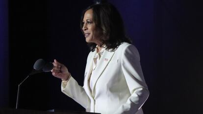 Kamala Harris se dirige a sus simpatizantes tras conocerse la victoria demócrata, este sábado en Wilmington.