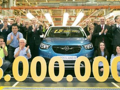  Opel España celebra el jueves la salida de la línea de montaje de su planta de Figueruelas (Zaragoza) del coche número trece millones, un Opel Crossland X