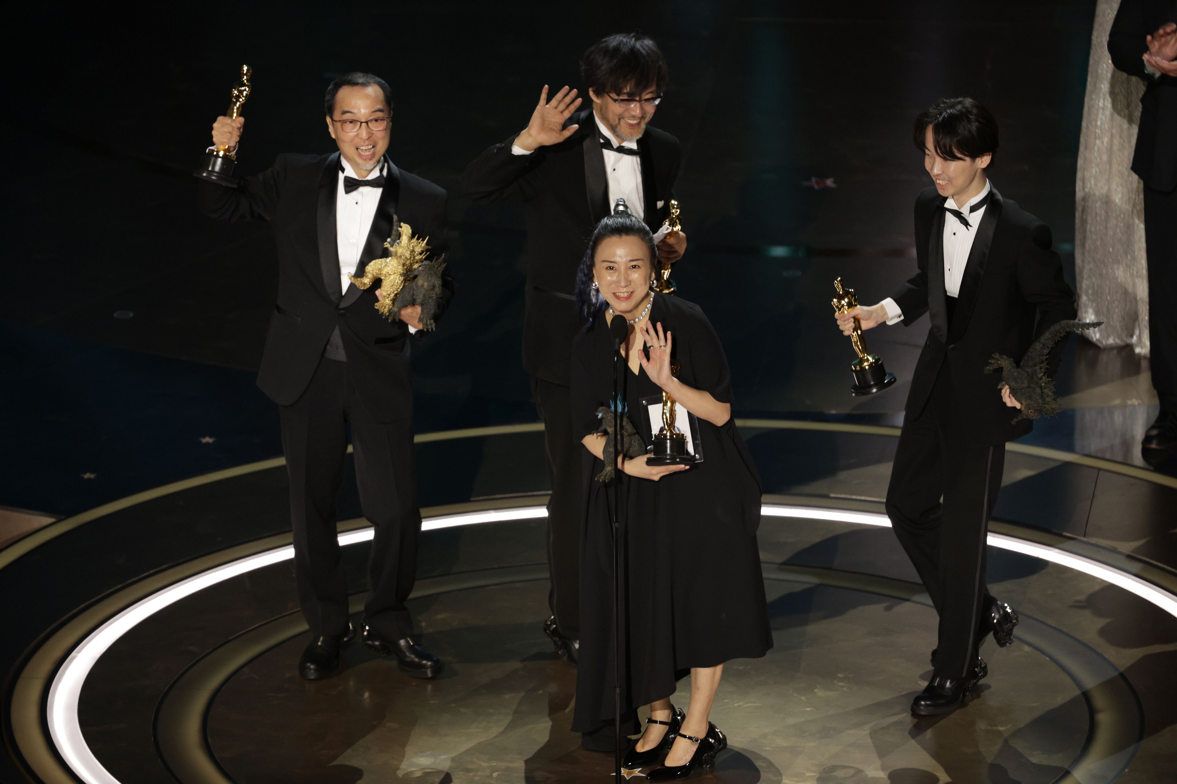 De izquierda a derecha, Masaki Takahashi, Takashi Yamazaki y Tatsuji Nojima con Kiyoko Shibuya, el equipo de efectos especiales de 'Godzilla Minus One', aceptan el premio Oscar.