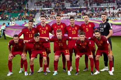 Los jugadores titulares de la selección española posaban para los fotógrafos antes del partido contra Costa Rica en el estadio Al Thumama.