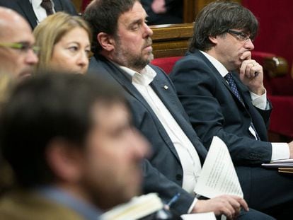 El presidente catalan, Carles Puigdemont (derecha) junto al vicepresidente Junqueras y otros consejeros del Gobierno.