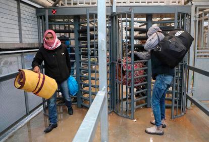Trabajadores palestinos pasan por un puesto de control a Israel donde van a residir durante un mes, el pasado miércoles.