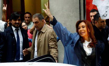 La expresidenta Cristina Fernández de Kirchner saluda a sus seguidores antes de declarar ante un juez en Buenos Aires, el 13 de abril