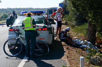 Varios ciclistas y un guardia civil, junto al cad&aacute;ver de la ciclista alemana atropellada en Mallorca. 