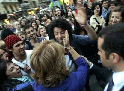 Un grupo de personas increpa a Esperanza Aguirre en la calle de Fuencarral durante la celebración de la Noche de los Teatros.
