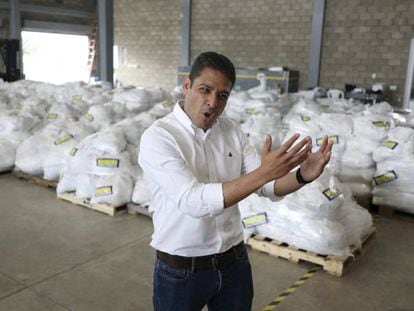 José Manuel Olivares en la bodega donde se almacena la ayuda humanitaria para Venezuela.