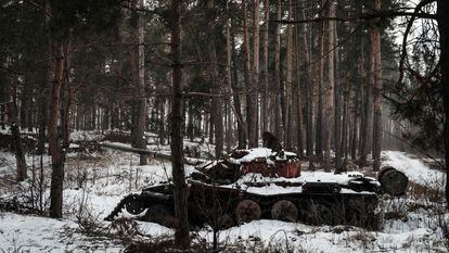 Un tanque abandonado, el lunes cerca de la localidad de Yampil, en Donetsk.