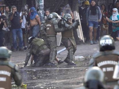 Manifestantes en Santiago de Chile se enfrentan a la policía a mediados de diciembre.