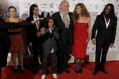 Carlos Saura (en el centro), junto a Farruquito (a la izquierda), Estrella Morente (a la derecha), el niño El Carpeta y otros artistas, ayer por la tarde antes de la gala en la que fue proyectada <i>Flamenco, flamenco.</i>