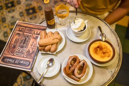 Desayuno con churros en la chocolatería Viader, en Barcelona. Imagen proporcionada por 'Guía Repsol'.