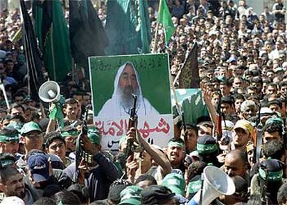 Miles de seguidores de Hamás se manifiestan ayer en la ciudad cisjordana de Tulkarem tras el asesinato del jeque Yassin.