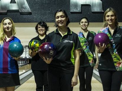 Varias representantes de los equipos que juegan la liga femenina de 'bowling'.