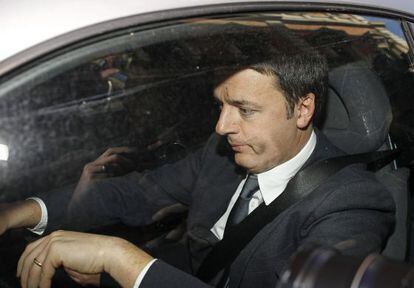 El secretario del PD, Matteo Renzi, abandona el Palacio de Chigi tras reunirse con Enrico Letta, en Roma.