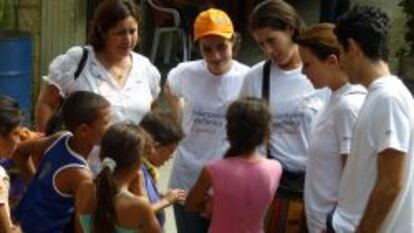 Trabajadores de Telefónica durante un viaje solidario a Santa María (Colombia).