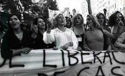 La mayoría de quienes lideraron la primera manifestación en Madrid a favor del Orgullo fueron travestis. Con esta imagen ilustró El País la noticia. 