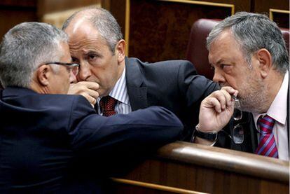 El ministro José Blanco conversa en el Congreso con los diputados del PNV Josu Erkoreka (izquierda) y Pedro Azpiazu.