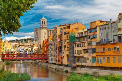 El río Oñar a su paso por Girona y, al fondo, la catedral de la ciudad.