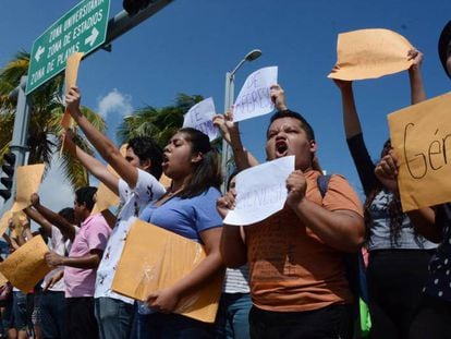 Protesta por la desaparici&oacute;n de tres estudiantes en Veracruz.