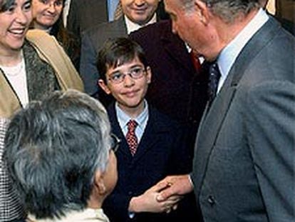 El rey saluda al nieto de Gonzalo Torrente Ballester, junto a varios miembros de la familia, durante la inauguración de la fundación que lleva el nombre del escritor.