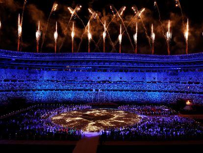 Vista general del estadio olímpico durante la ceremonia de clausura de los Juegos Olímpicos de Tokio 2020, este domingo.